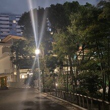 東郷神社／東郷記念館の画像｜夜、外からの外観
