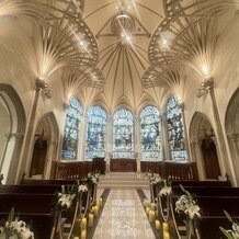 セントグレース大聖堂の画像｜天井の装飾、ステンドグラスが圧倒的で神秘的。
ステンドグラスにも素敵な意味が。体感して欲しいです。
