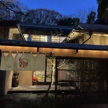 フレンチレストラン　千秋亭の画像｜入り口。夜だったのでライトが綺麗。