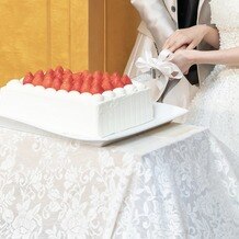 帝国ホテル　大阪の画像｜ケーキカットは生ケーキで行いました。
ゲストに振る舞えますし、いちごが華やかで良かったです