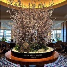 帝国ホテル　大阪の画像｜季節によって変わる装花は人気の撮影スポットです