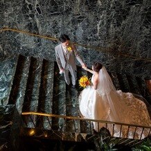 ホテル椿山荘東京の画像｜大理石の階段での撮影はドレスが映えます！