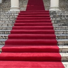 アーククラブ迎賓館　福山の画像｜挙式後、レッドカーペットが敷いてある大階段を降りながら、フラワーシャワーの演出を体験できます。