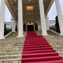 ベイサイド迎賓館　長崎の画像｜1番目を引く大きな階段は、立つだけでお姫様になった気分でした(^^)