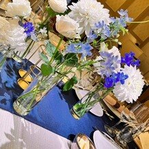 ラ・スイート神戸オーシャンズガーデンの画像｜青と白をモチーフにゲストテーブルを飾ってもらいました。