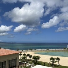 アートグレイス　オーシャンフロントガーデンチャペル　沖縄の画像｜左下の建物が披露宴会場です。