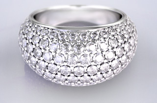 豪華な印象の婚約指輪のデザイン！パヴェのリング