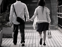 恋人と手をつないで歩いてますか？