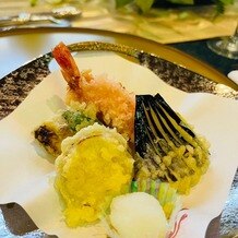 橿原神宮　養正殿（ようせいでん）の写真｜天ぷら盛り合わせ
貝がらを模したお皿に盛り付けられており、素敵な１品でした