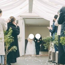 ＴＯＡＳＴ（トースト）の写真｜フラワーシャワーで退場