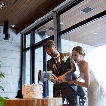 ヴィラルーチェの写真｜キャンプ好き夫婦なので薪割りの斧を持ち込み、ケーキ入刀しました！