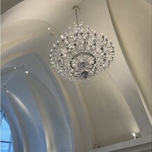 ＫＩＯＫＵＮＯＭＯＲＩ　（記憶の森）の写真｜大きなシャンデリア