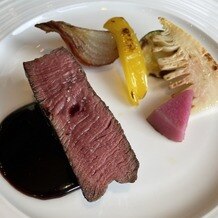 ブルーミントンヒルの画像｜メインの牛肉ステーキ。