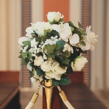 藻岩シャローム教会の画像｜教会の中のゲストの椅子横の花です。