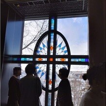 藻岩シャローム教会の写真｜扉の向かえにあるガラス。