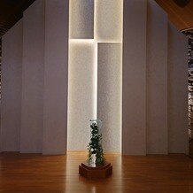 千里阪急ホテル　ＣＬＡＳＳＩＣ ＧＡＲＤＥＮの画像｜祭壇。照明でクロスを演出している