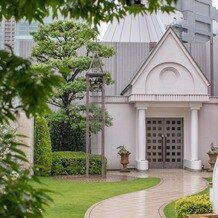 ホテル阪急インターナショナルの画像｜晴れていればガーデンに出てフラワーシャワーができるそうです。