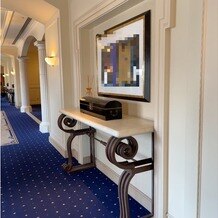 第一ホテル東京の画像｜披露宴会場に向かう通路の装飾