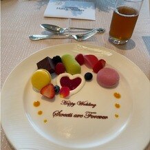 第一ホテル東京の画像｜コースのデザートはベリーソースを目の前でかけてくれる演出があります