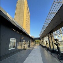 ＡＮＡクラウンプラザホテル熊本ニュースカイの画像｜チャペル横のテラスから披露宴会場がある建物の眺め