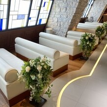ホテル日航大阪の写真｜チャペルの椅子はクッション性の高いソファになっています。