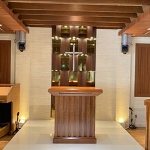 ホテル日航大阪の画像｜チャペルの1番奥の牧師さんと新郎新婦の立つ場所です。