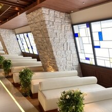 ホテル日航大阪の画像｜チャペルの両サイドのステンドグラスです。外からの天然の光が入ります。