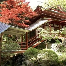 Royal Garden Palace 八王子日本閣の画像｜一年中紅葉のような木がある神殿