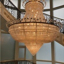 Royal Garden Palace 八王子日本閣の写真｜廊下の階段にあるシャンデリア。各所の設備も調度品が絢爛豪華で写真映えします