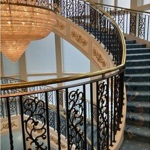 Royal Garden Palace 八王子日本閣の写真｜螺旋階段。一番下まで降りるとグランドピアノがありました。階段だけでなくエレベーターもあるそうです。
