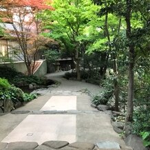 八芳園の画像｜ガーデンチャペルへ向かう道