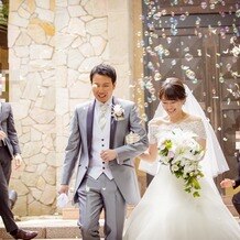 八芳園の画像｜フラワーシャワーに加えシャボン玉がとてもきれいでした
雨の日は両脇に傘をさすとか