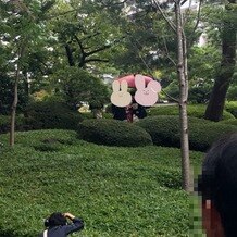 八芳園の画像｜挙式後、庭園から登場したシーン。和装が庭園にとても映えていました