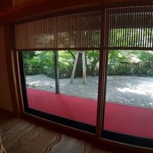 八芳園の画像｜披露宴会場の窓