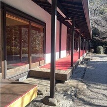 八芳園の画像｜枝垂れ桜との撮影が叶う場所