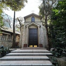 八芳園の画像｜ガーデンチャペルの外観（雨天時は屋根を出してくださるよう）