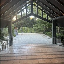 八芳園の画像｜チャペル退場後のフラワーシャワー場所