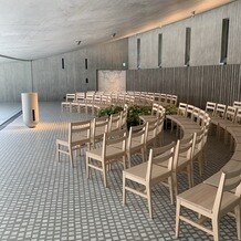 八芳園の写真｜コンクリート調の中に椅子が並んでいて、神秘的でした