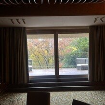 八芳園の写真｜会場内を暗くすると景色が際立つ