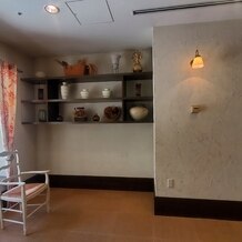 エスタシオン・デ・神戸の画像｜12階のチャペル外
ゲストの待合室
ミコノス島の骨董品がたくさん
