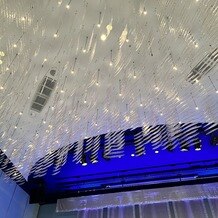 琵琶湖ホテルの写真｜天井のキラキラしたものは琵琶マスの大群らしいです。