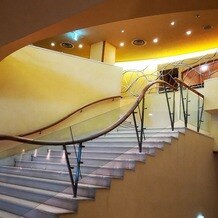 星野リゾート　軽井沢ホテルブレストンコートの画像｜参列者集合場所へはいる階段