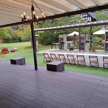 星野リゾート　軽井沢ホテルブレストンコートの画像｜外のテーブル席