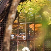 星野リゾート　軽井沢ホテルブレストンコートの写真｜紅葉がいい時期で窓に映る木々が素敵です