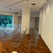 ホテルニューオータニの画像｜透明な椅子のある挙式会場