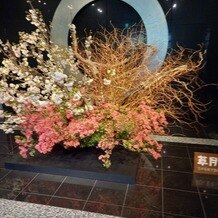 ホテルニューオータニの写真｜1階入口に飾られている花
季節によって違うらしい