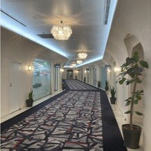 ホテルニューオータニの写真｜チャペル近くの廊下の景色です。