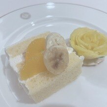 富士屋ホテルの写真｜アレルギーゲスト用のウェディングケーキとお花型にカットしてもらったフルーツ