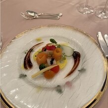 シェラトン都ホテル大阪の写真｜お料理のフレンチコース前菜
アトランティックサーモンの軽いスモーク
蝦夷鮑と帆立貝のサラダ仕立て