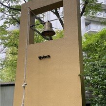 シェラトン都ホテル東京の画像｜チャペル入り口前の鐘